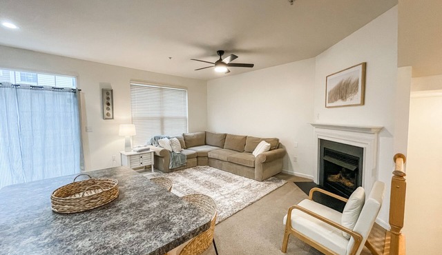 Private townhouse for the entire family! Easy commute to the bay and beaches!