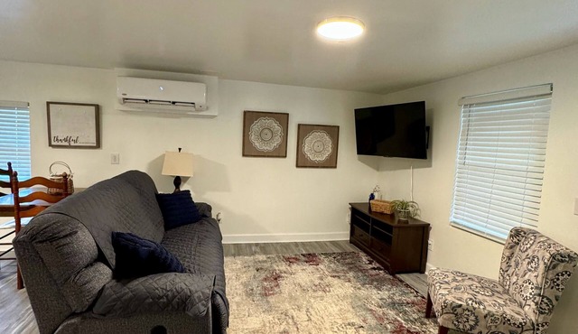 Private Tranquil Cottage- Close to Hospitals and Pet Friendly!