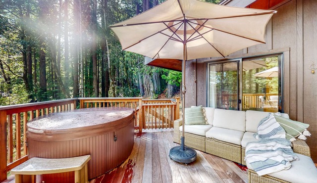 Private Tree-Top Retreat - Hot Tub & Scenic Deck