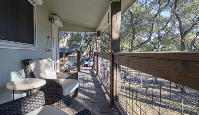 Private Treehouse Feeling Blocks From The Bay!