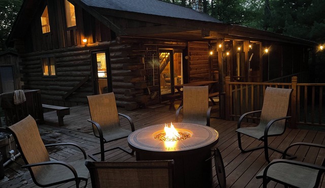 Private Trillium Lake Log Cabin-Sauna & Nature Escape