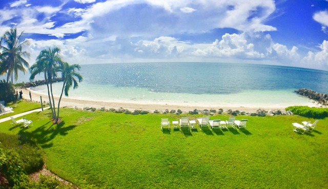 Private Tropical Beach White Sand-No Stairs-King Bed-Heated Pool- Superfast WiFi