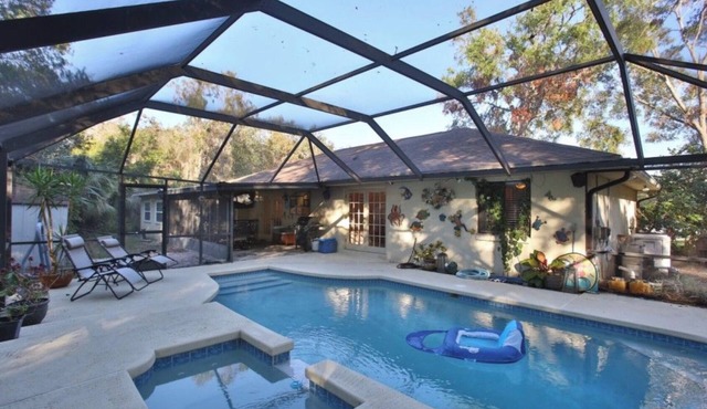 Private tropical paradise in the heart of the community! Pool and Welcome Basket