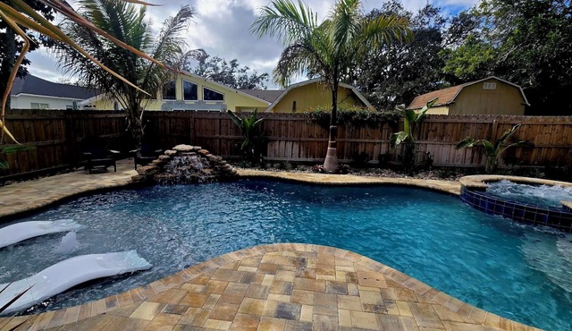 “Private Tropical Oasis w/Resort Pool, Tiki Bar & Hot Tub"