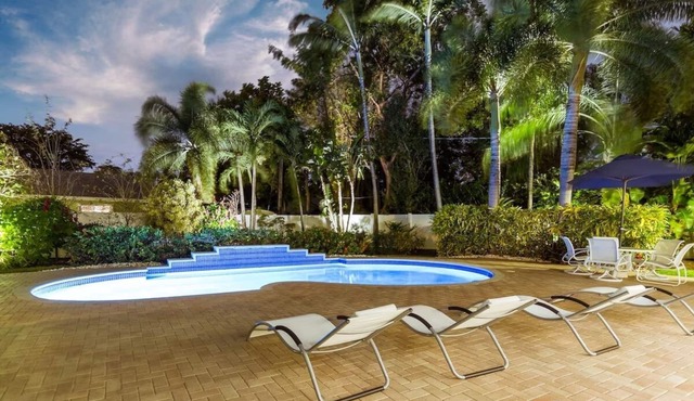 Private Tropical Oasis, Pool! Walk to shopping & entertainment. Great Location.