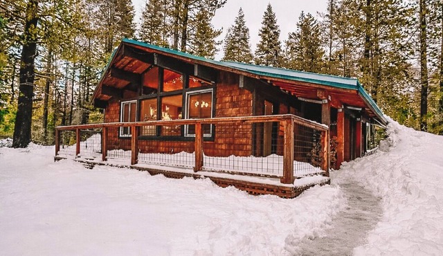 Private Truckee River Cabin Starlink Wi-Fi Fireplace Sleeps 6 2 bedroom