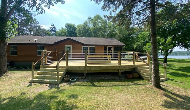 Private Two-Cabin Retreat, Lakeside Sauna & Historic Boathouse, Beach,Volleyball