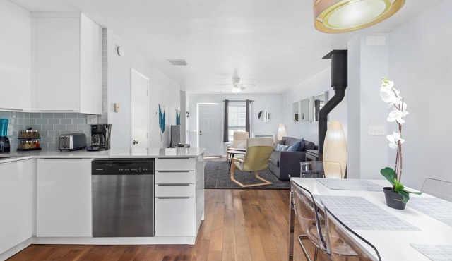 Private UNC Townhome w/Parking, 2 Bedrooms, Sleeps 6, w/Beautiful Garden!