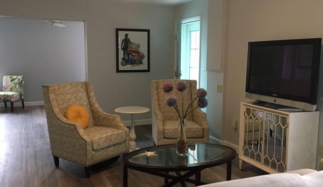Private Updated Mother In Law Apartment with Fenced Yard 4 miles from Siesta Key