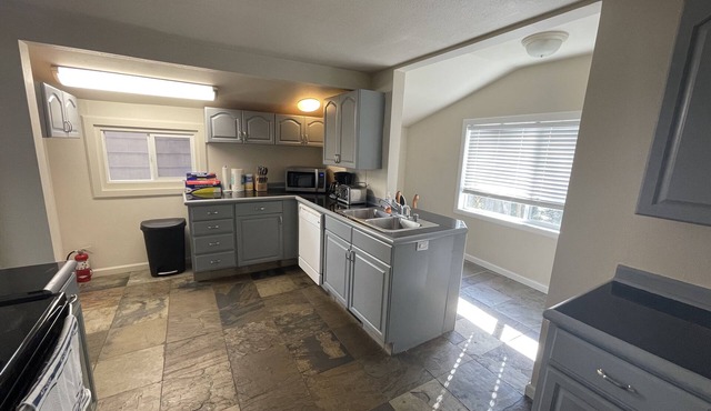 Private Upper Unit of Duplex. Walk's Paradise. Good Transit