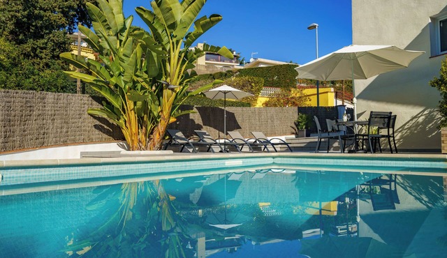Private vacation home in Lloret, sea view, WiFi, Air conditioning, pool, sleeps 6