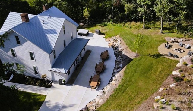 Private Vacation Home with large Hot Tub and Fire Pit - Sleeps 18