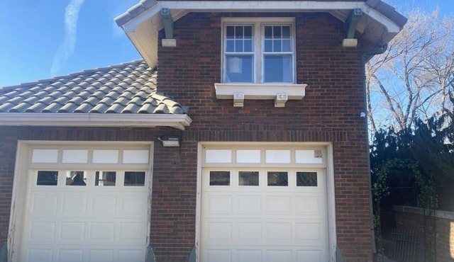 Private Victorian Guest House Loft. 10 minutes to downtown Omaha!