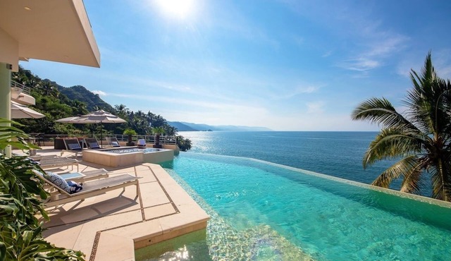 Private villa in Puerto Vallarta with beach access and, infinity pool and views