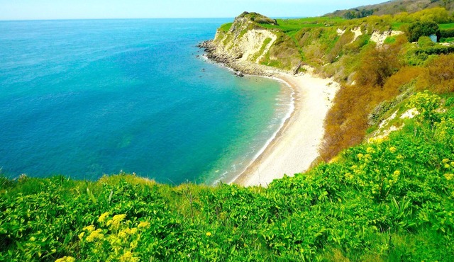 PRIVATE VILLA ON COAST WITH GAMES ROOMS, SEA VIEWS, SPECTACULAR WALKS, GARDENS