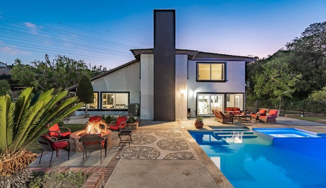Private Villa with Hill and City Views, Heated Pool and Spa, Outdoor Fire Pit