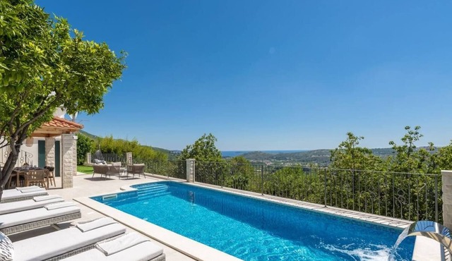 Private villa with swimming pool in Dalmatia