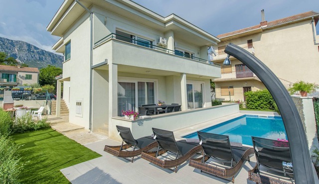 Private Villa with swimming pool near Marina Kastela