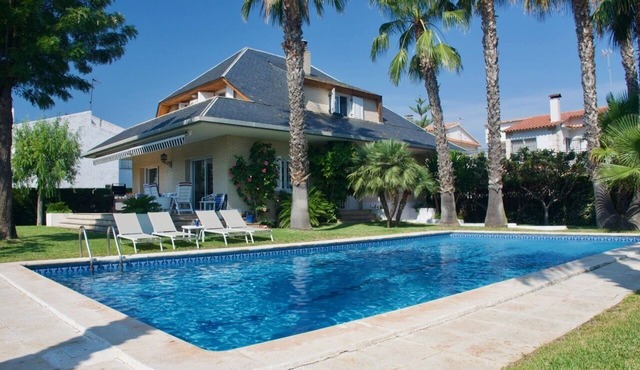 Private villa with pool 3 minutes from beach