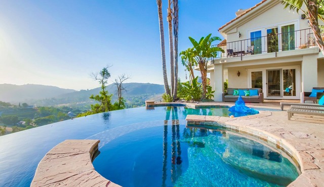 Private Villa with Infinity Pool and Game Room