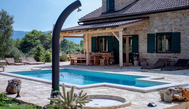 Private Villa with Pool on 8.500qm plot with absolute privacy! Five bedrooms