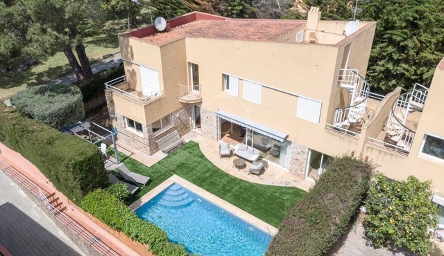 Private villa with pool in Calella, 7min-walk to beach