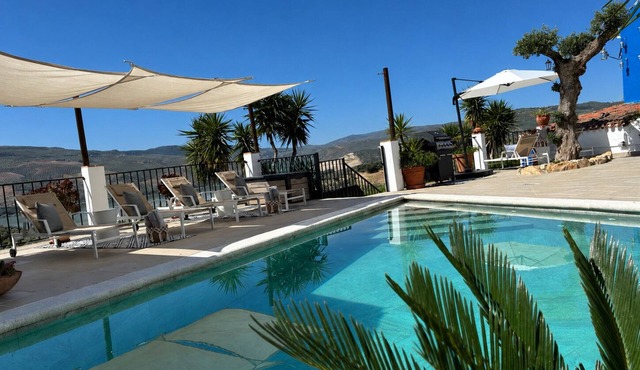 Private villa with pool, jacuzzi and lake view for 6 persons