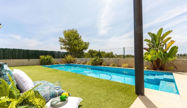 Private Villa with private pool, WIFI, A/C, TV, patio, pets allowed, panoramic view, parking
