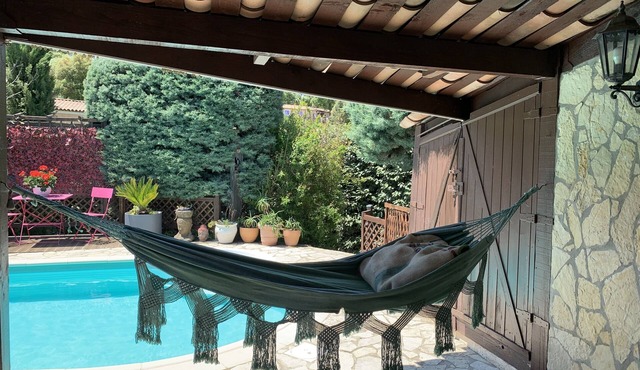 Private villa with quiet pool against footpath via Lac de St Cassien