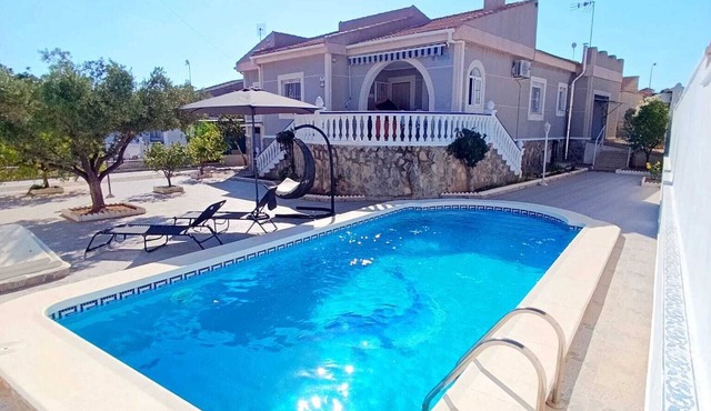 Private Villa with Swimming pool in Torrevieja, AC &WIFI