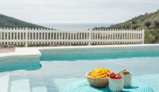 Private villa with sea view & swimming pool in the hills, 45 km from Màlaga