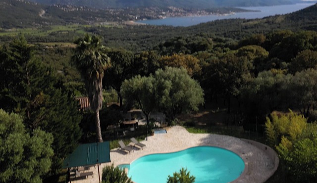 Private villa with swimming pool and jacuzzi overlooking the Gulf of Valinco