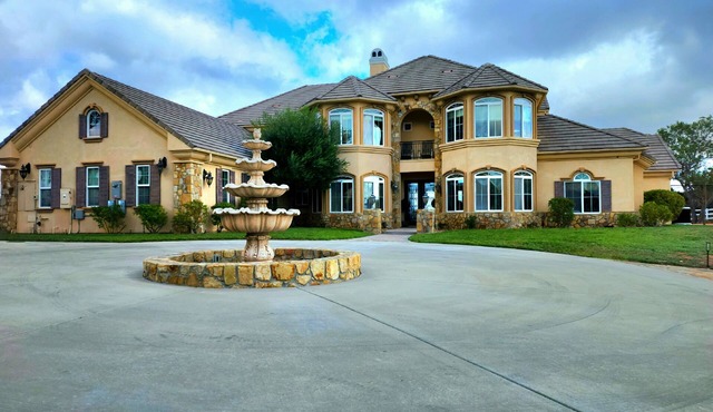 Private Vineyard Oasis: Luxe Estate, 360 Views, Pool/Spa, Theatre, Sports Court!