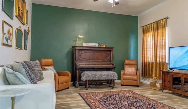 Private Vintage-Chic 1BR w/Jacuzzi Tub Enterprise