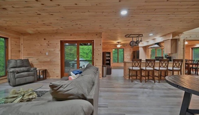 PRIVATE W/ HOTTUB/FIRE PIT/SHUFFLE BOARD/AIR HOCKEY/BAR-10 MIN to SKI/ Sleeps 18