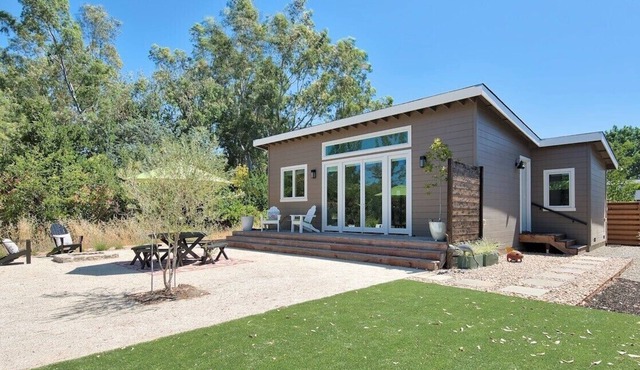 Private w rows of grapevines -- Close to Plaza!