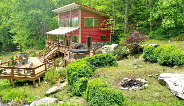 Private Waterfalls, Creek, Firepit, Hot Tub, Hiking & Level II Charging