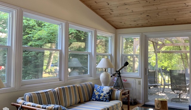 Private Waterfront Cottage, Rivermist Retreat