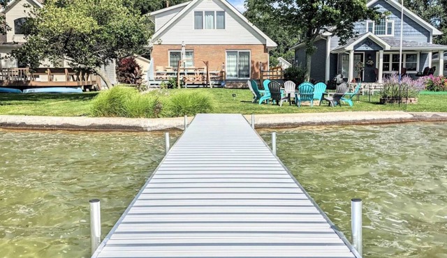 Private Waterfront 4 Bedroom Lake Home, 25 min. from Notre Dame, Simonton Lake