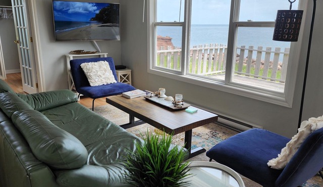 Private waterfront cottage with beautiful ocean views