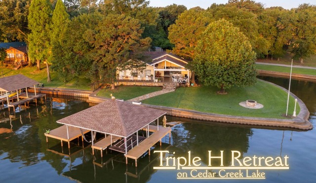 Private Waterfront Cove | Game Room | Dock | Pet Friendly | Fire Pit | Kayaks | Couples | Family Time