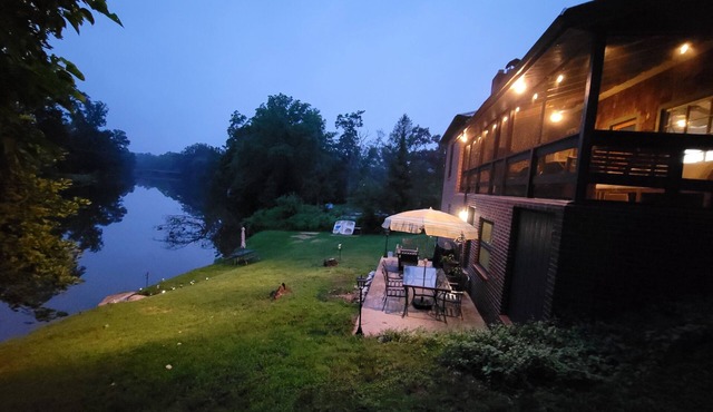 Private waterfront home/fishing, pedal boat, game room, close to Gettysburg,