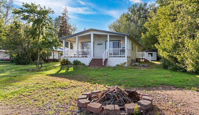 Private waterfront home with a firepit, deck, W/D, and WiFi - pretty lake views
