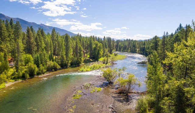 Private Waterfront Home, Wood Burning Fireplace, Swan River Summer Escape