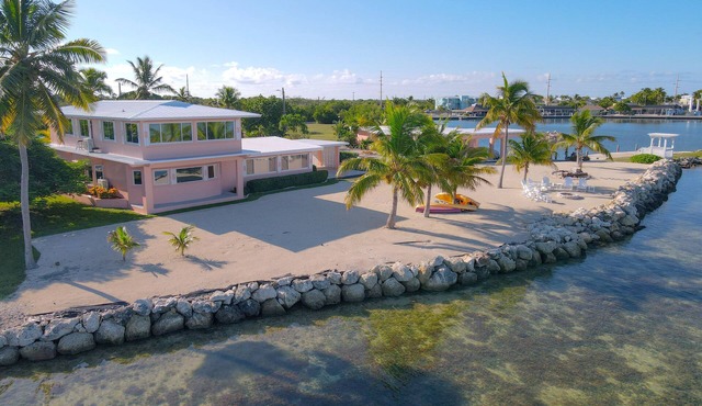 Private Waterfront Home, Heated Pool, Beach, Tiki w/Grill, Dock, Kayaks, Sunset