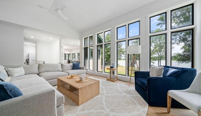 Private waterfront nature escape