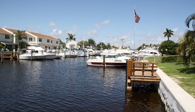 Private waterfront resort close to beach, family friendly, private dock, tiki