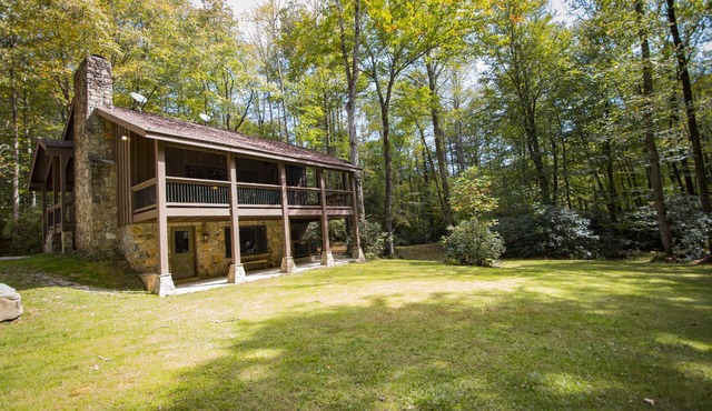 Private Waterfront Estate, 7 Cabins, Nestled on 500+ acres w/waterfalls, trails