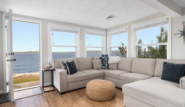 Private waterfront w/rocky beach near Newport