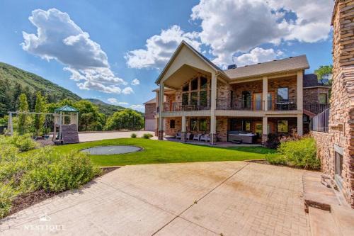 Private Weber Tributary Access Family Retreat in Morgan Hosted by Nestique